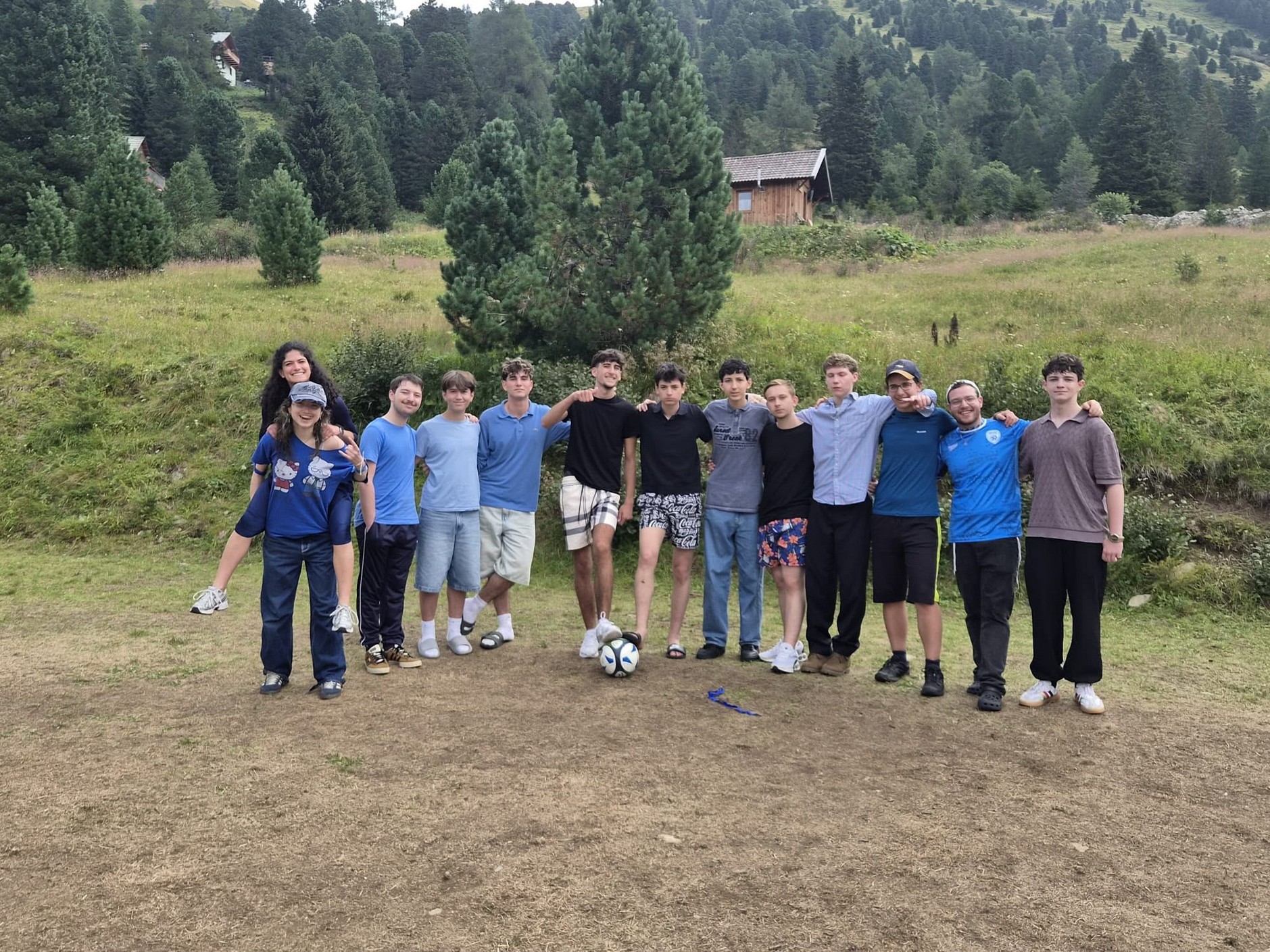 Gruppenfoto vor den Bergen in Österreich