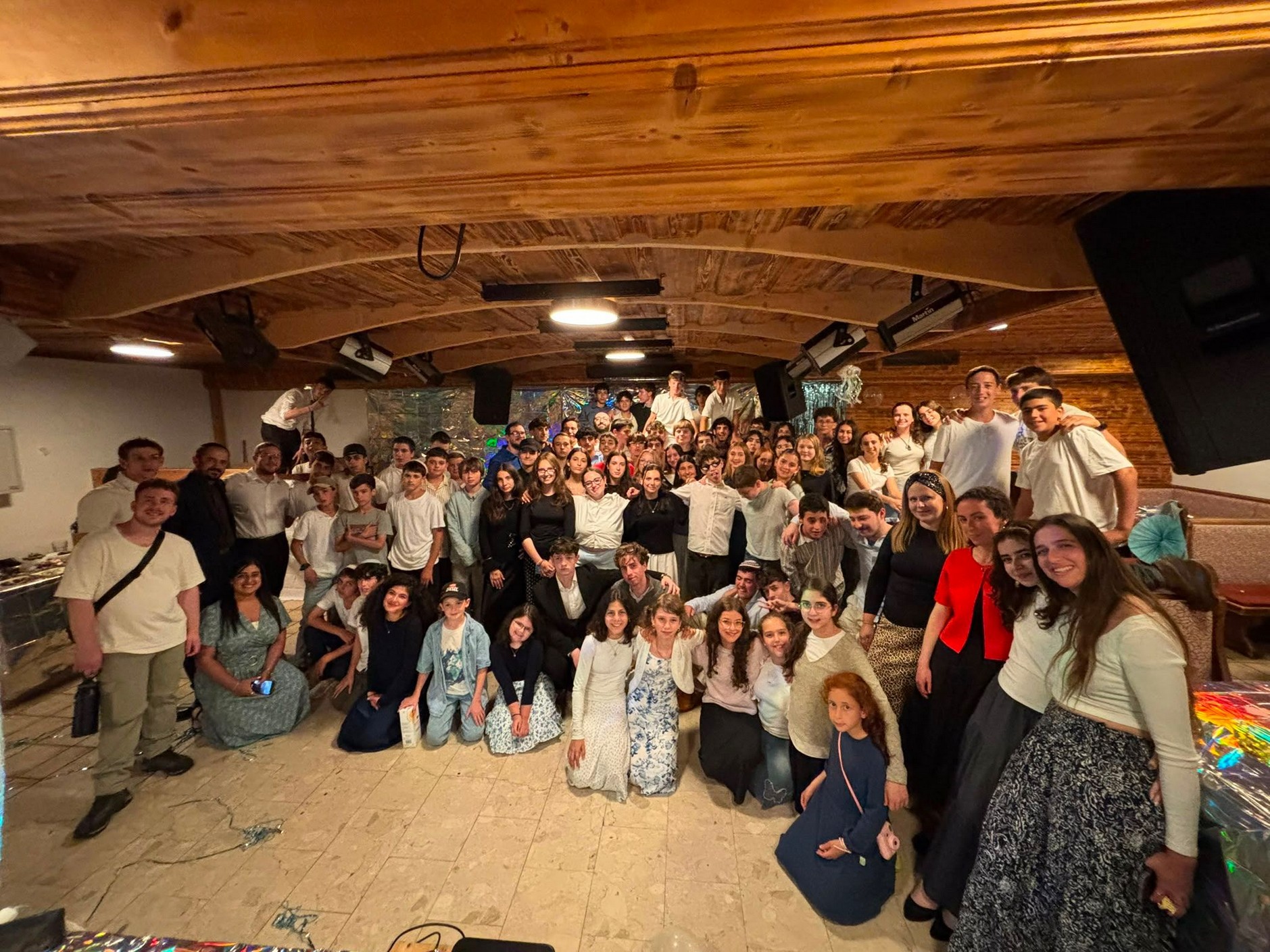 Gruppenfoto der Teilnehmenden im Saal des Machane GALI 2026