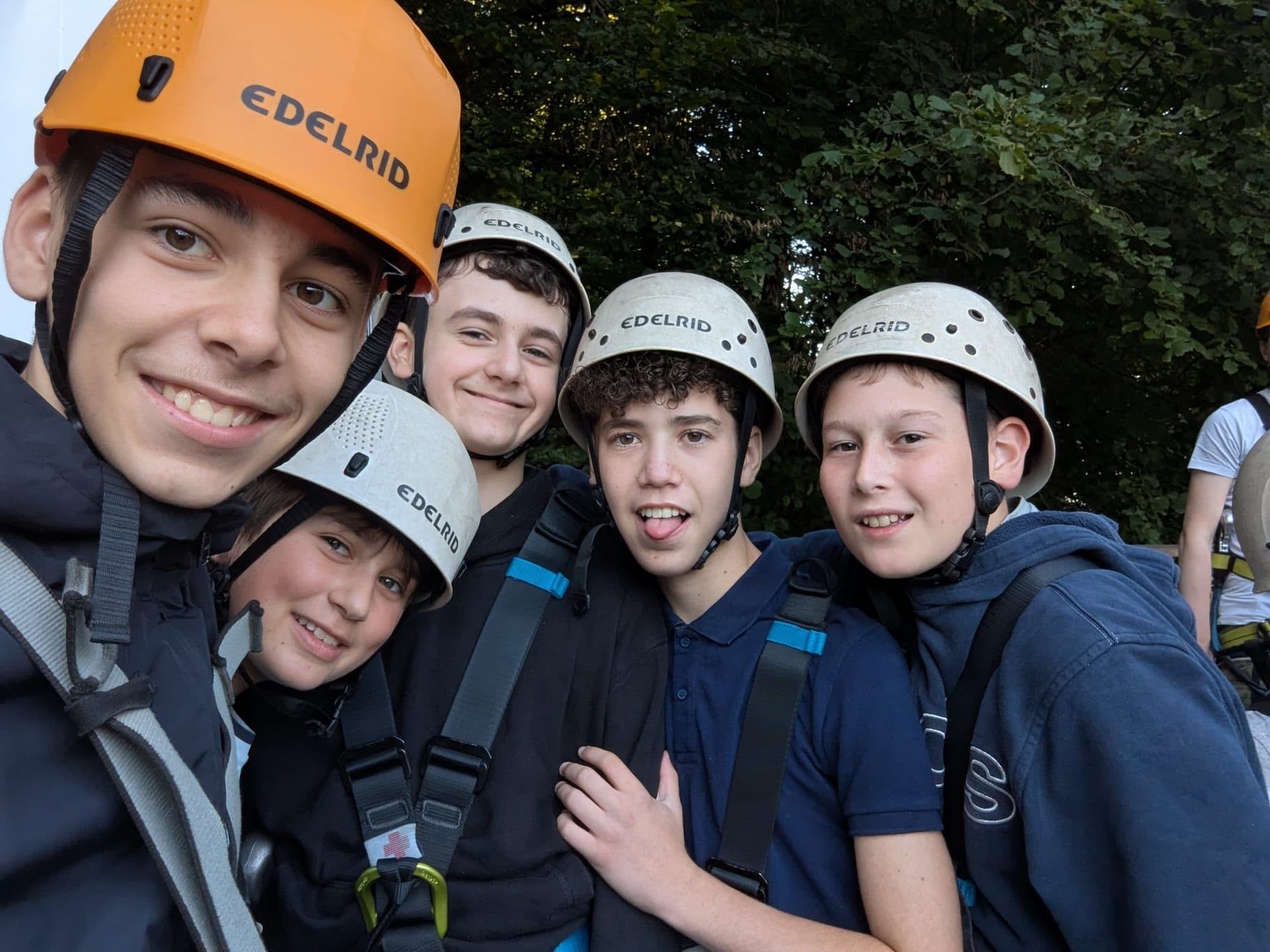 Kletter-Ausflug mit Helm und Klettergurt